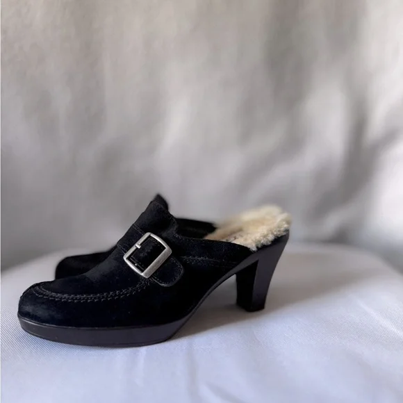 Ugg Size 7 Women’s Black Suede Shearling Heeled Clogs - Picture 2 of 16
